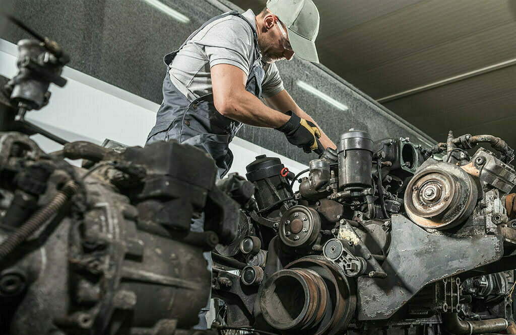 mecanico de camion reparando motor